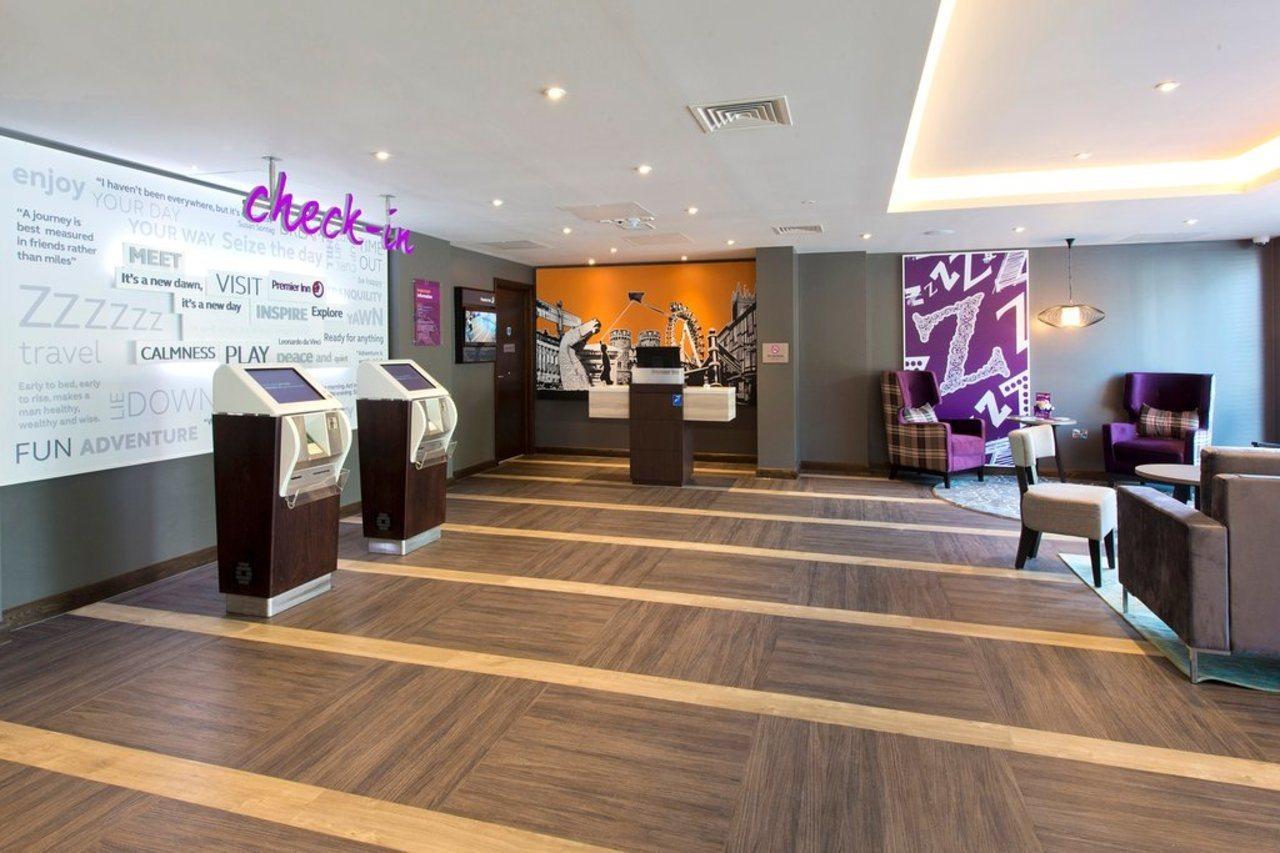 Premier Inn Newbury Town Centre Екстер'єр фото