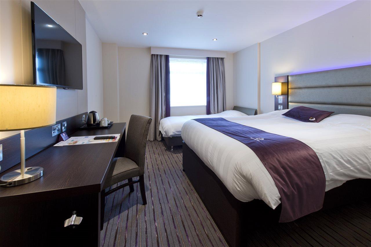Premier Inn Newbury Town Centre Екстер'єр фото